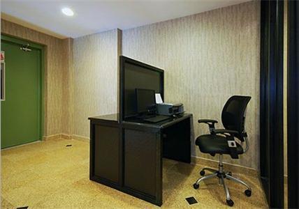 Quality Inn Jamaica Airtrain New York Exterior photo